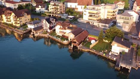 Pueblo-Junto-Al-Lago-Suizo-Desde-La-Vista-De-Drones