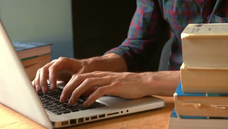 estudiante escribiendo en una computadora portátil