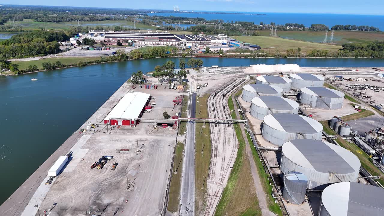 Industrielt tankanlæg i Monroe havn, Michigan, med River Raisin og Lake Erie