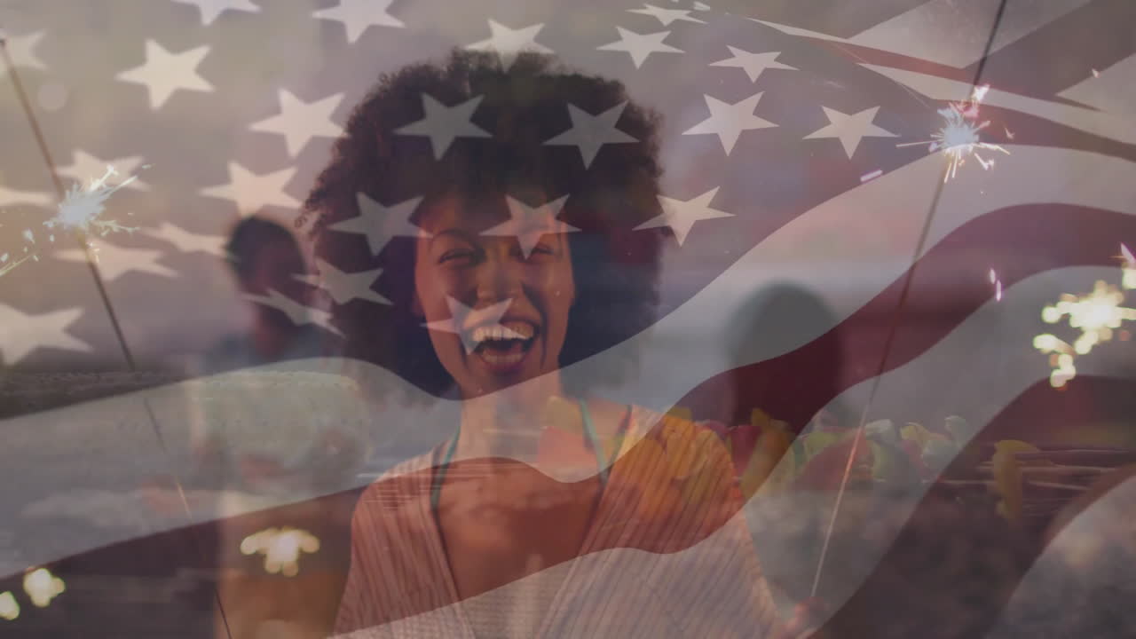 스파클러를 들고 미국 발 애니메이션 앞에 미소 짓는 여자