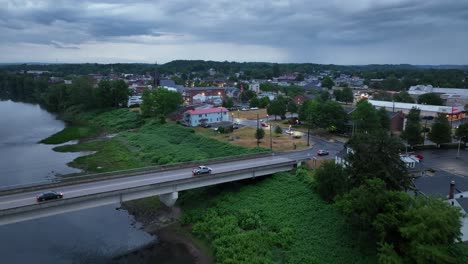 Centro-De-Milton,-Pennsylvania-Con-Video-De-Drones-Bajo,-Subiendo-Para-Mostrar-El-Centro