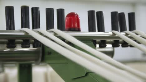 tejer algodón en hilo en una máquina textil industrial