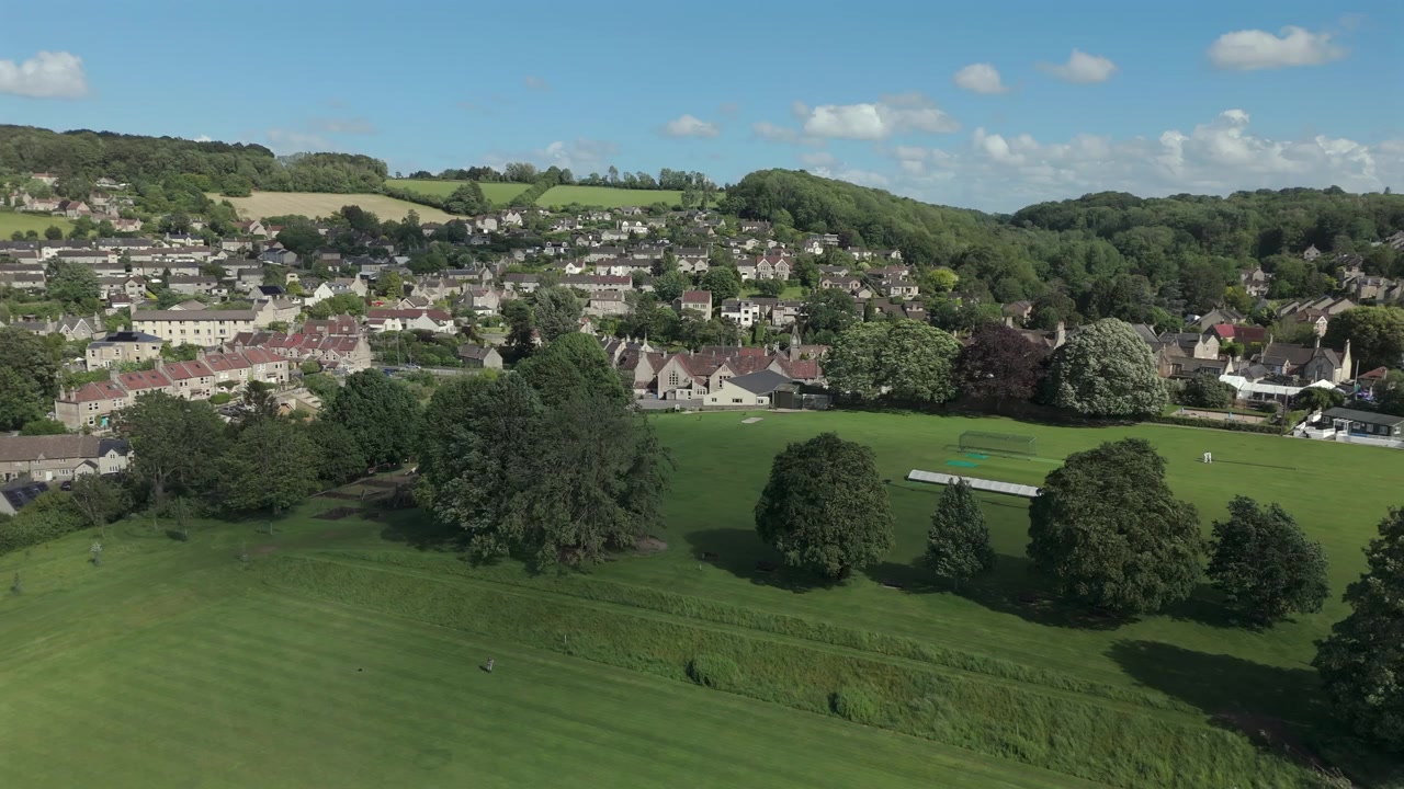 Panoramica aerea di Box, Wiltshire, in una giornata estiva dal campo sportivo