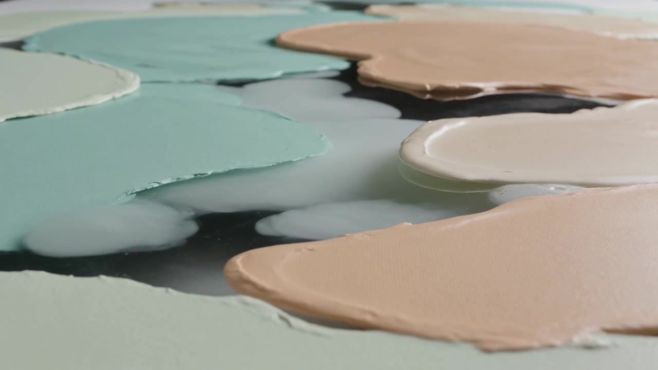 Pennacchi bianchi che si innalzano e si muovono sotto pozzanghere color menta, pesca e bianco sporco in uno studio, formando un effetto marmo su una base scura.