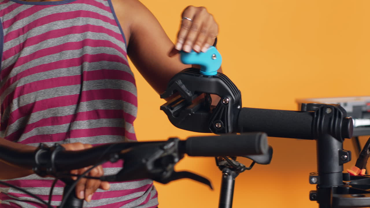 Serviziere che mette in piedi lo stand di riparazione delle biciclette prima di iniziare a lavorare sulle ruote difettose