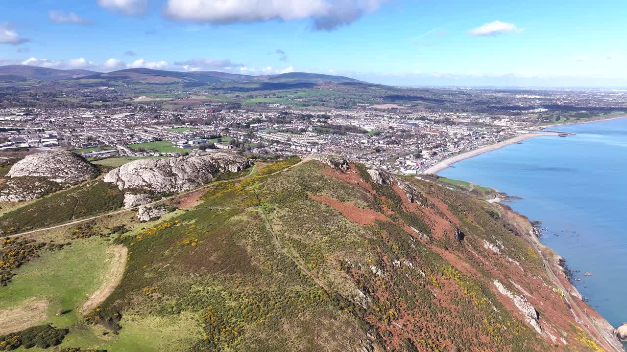 Vista de drone da cidade de Bray na costa sobre o topo rochoso de Bray Head. Destino turístico, Irlanda.