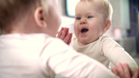 Neugeborenes-Baby-Lächelt-Und-Spielt-Mit-Spiegelreflexion.-Kleinkind-Spielt-Zu-Hause