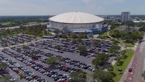vídeo de drones aéreos 4k de tropicana field y estacionamiento completo en el centro de st.