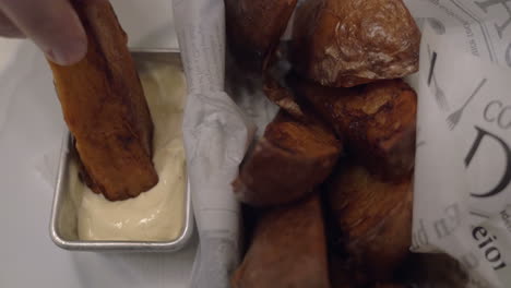 comiendo patatas al horno con salsa de crema