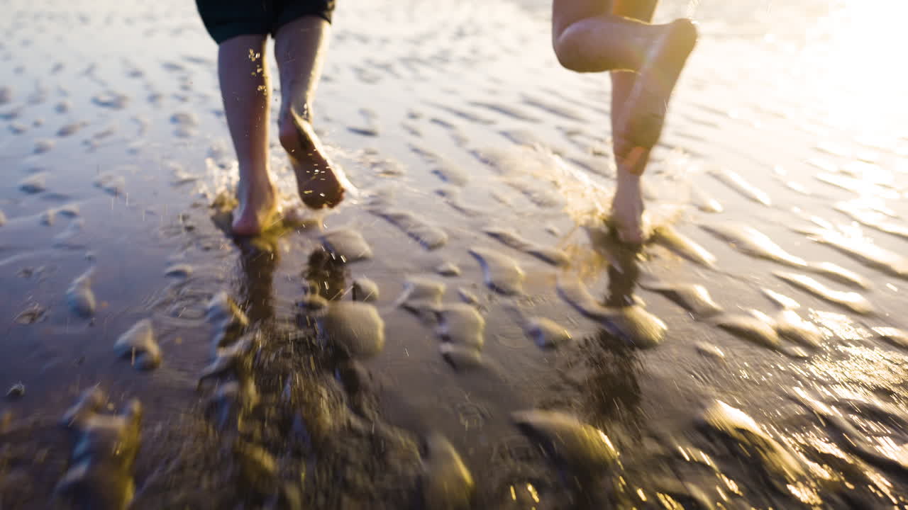 해가 지면 해변에서 달리는 아이들