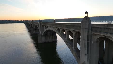 Verkehr-Auf-Der-Columbia-Wrightsville-Brücke-über-Den-Susquehanna-River-Mit-Wunderschönem-Sonnenuntergang-Hinter-Hügeln-Im-Hintergrund---Columbia-Borough,-Pennsylvania