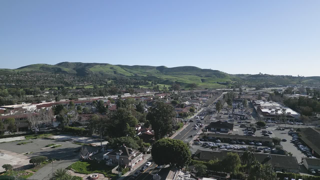 Dron przelatujący nad krajobrazem centrum miasta San Juan Capistrano