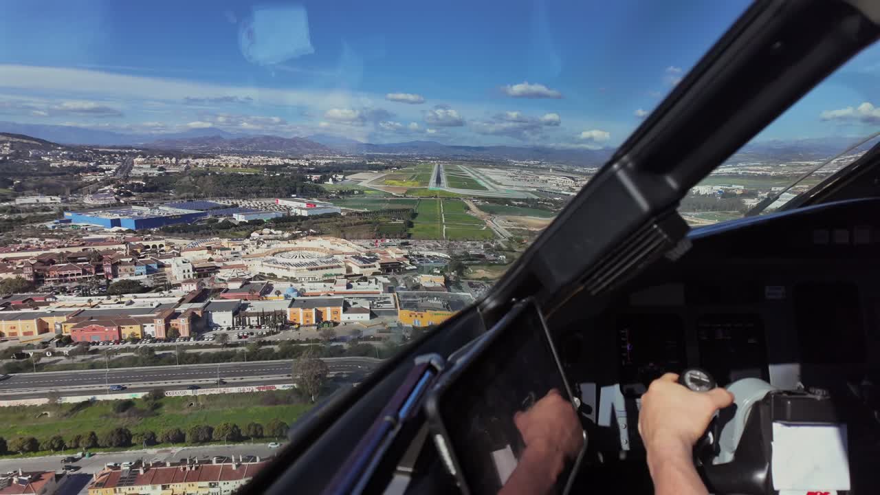 Prospettiva coinvolgente del pilota durante l'avvicinamento finale alla pista dell'aeroporto di Malaga (AGP), con una visuale del pilota che manovra manualmente.