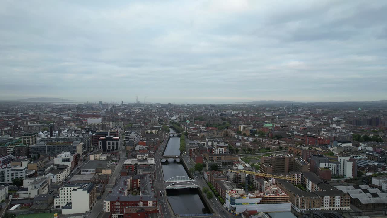 Ripresa con drone all'indietro del centro di Dublino con ponti sul fiume Liffey.