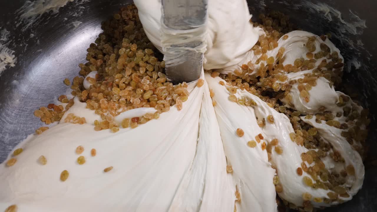 mezcla de la masa con pasas en un mezclador comercial