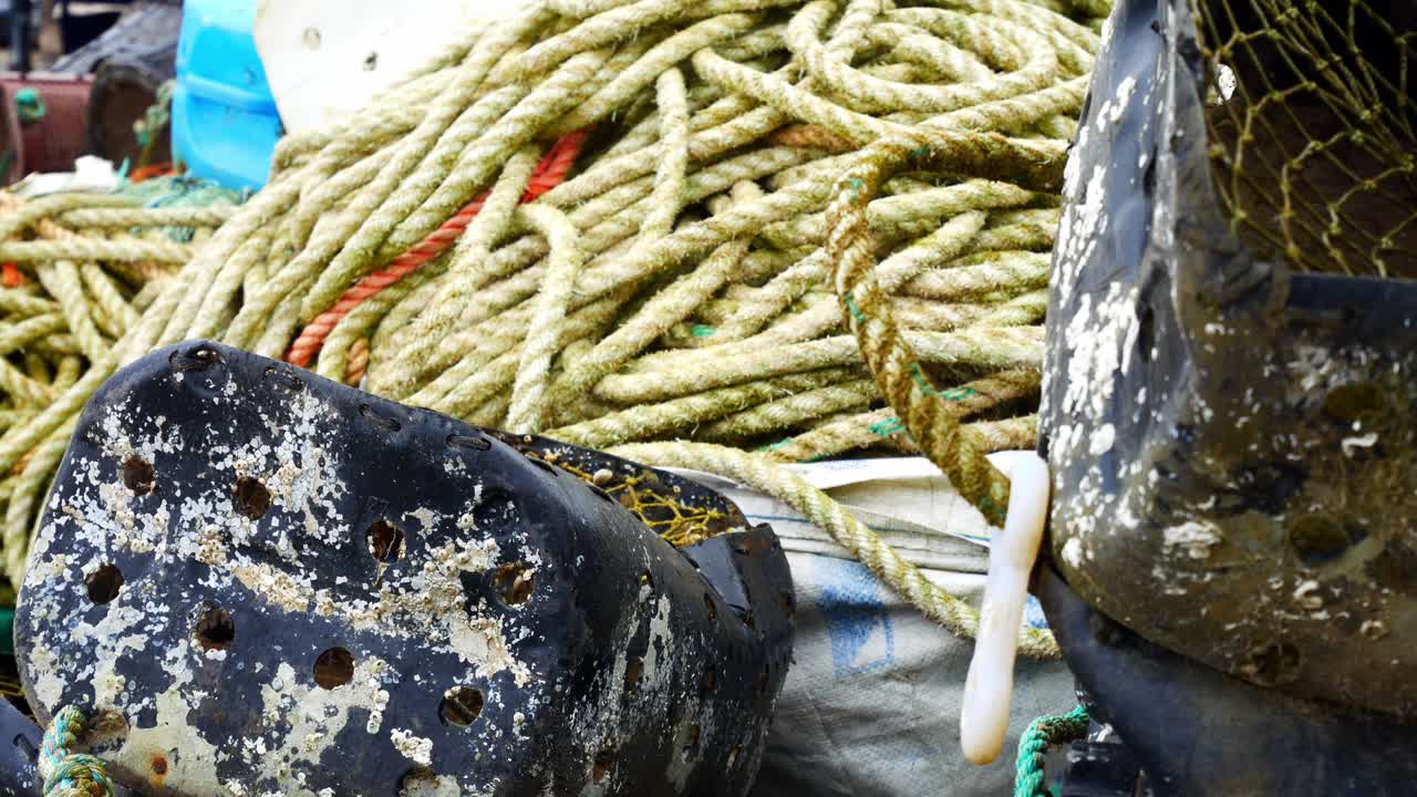 cuerdas de pesca enredadas y trampa de cubo de plástico equipo portuario accesorio marítimo dolly derecho