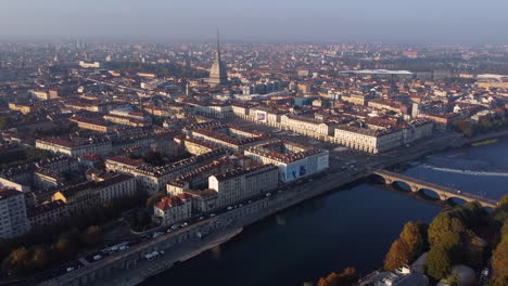 Vista-Aérea-De-La-Ciudad-De-Turín-Con-El-Río-Po,-Ponte-Vittorio-Emanuele-I-Y-Mole-Antonelliana-En-Piamonte,-Italia