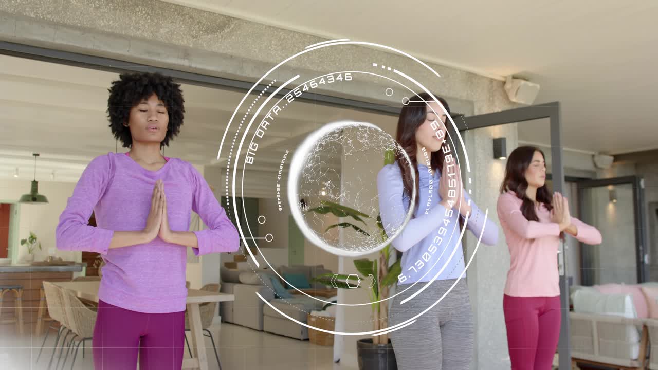 Tre donne che fanno stretching in casa, HUD AR che guida le braccia in alto congiungendole in preghiera per il benessere