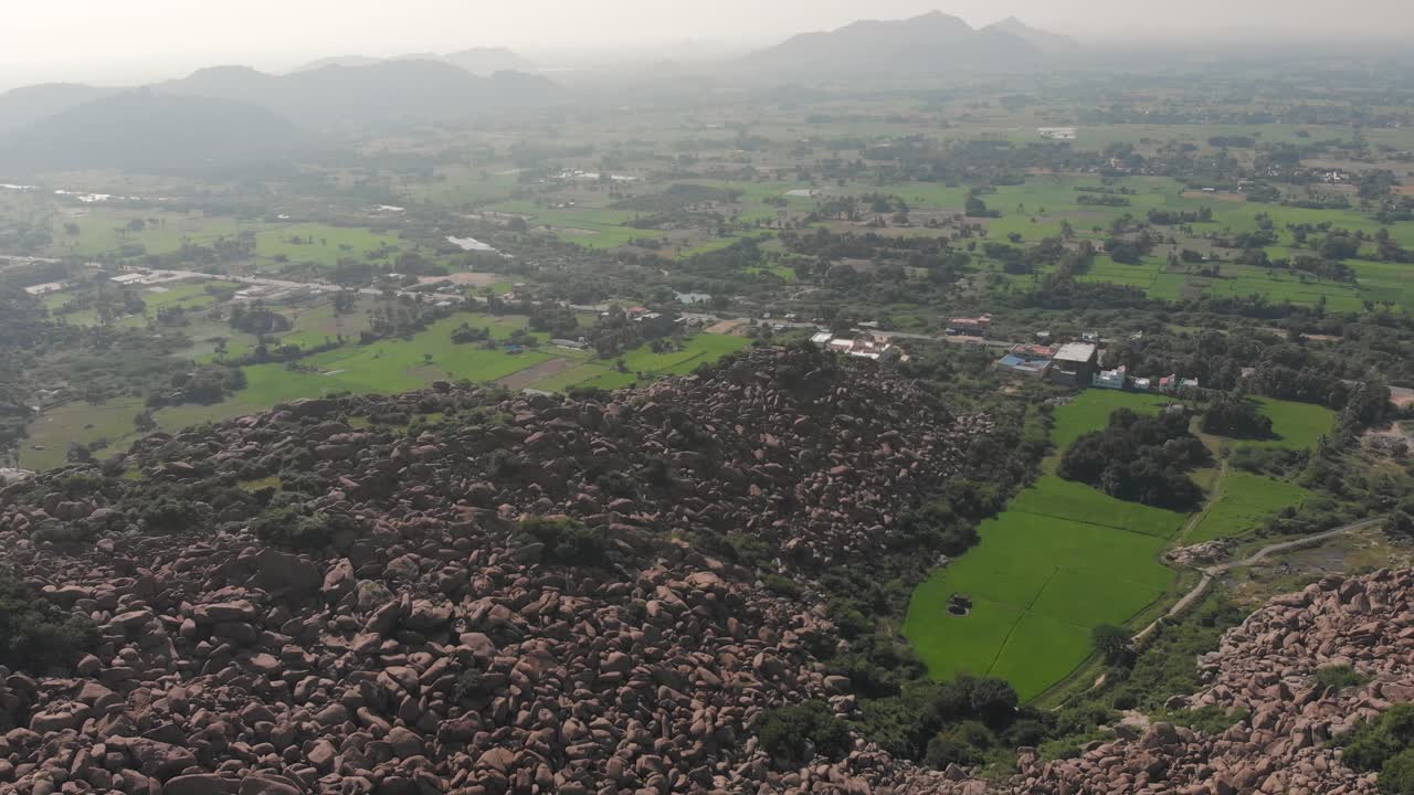 asombroso paisaje diverso que rodea la autopista tindivanam que atraviesa el paisaje de la india rural