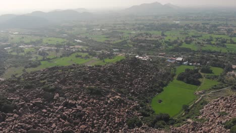 Eine-Erstaunlich-Abwechslungsreiche-Landschaft-Rund-Um-Den-Tindivanam-highway,-Der-Die-Landschaft-Des-Ländlichen-Indiens-Durchschneidet