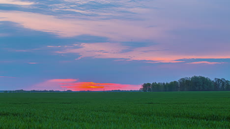 Hermoso-Cielo-Naranja-Nublado-Al-Atardecer-Se-Convierte-En-Un-Color-Azul