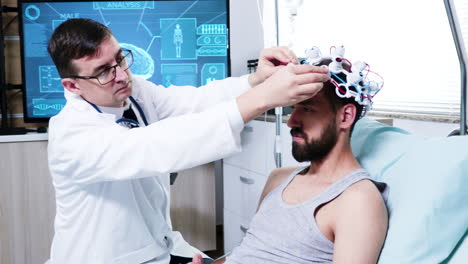 médico en un centro de neurociencia preparando al paciente para el análisis cerebral