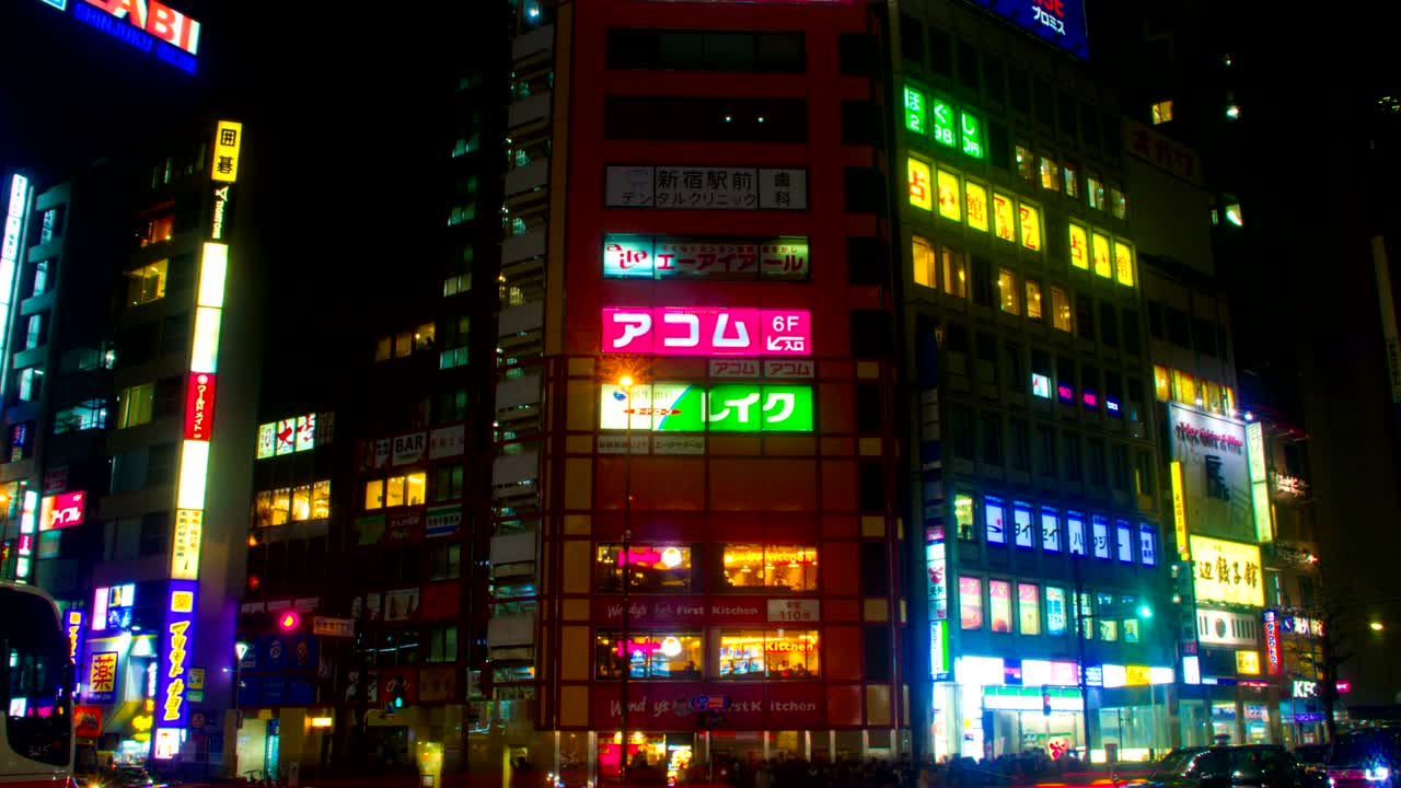 Time-lapse noturno com neons japoneses no lado sul de Shinjuku, plano geral com zoom para dentro
