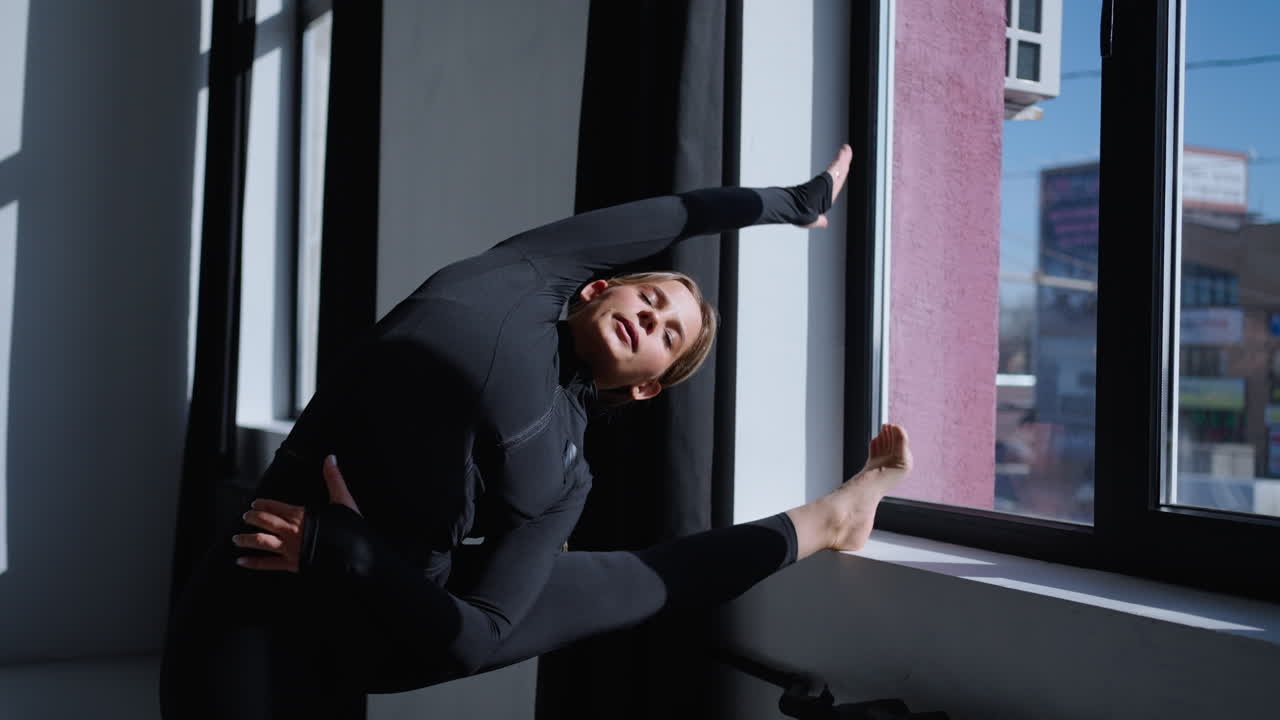 mujer haciendo yoga en un estudio