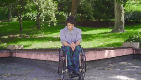 jóvenes discapacitados en silla de ruedas con motivación y ambición.