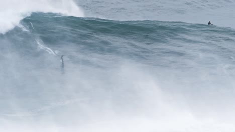 2020-Cámara-Lenta-De-Un-Surfista-De-Grandes-Olas-Montando-Una-Ola-Monstruosa-En-Nazaré,-Portugal