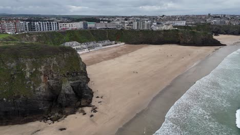 Schwenkblick-Auf-Den-Strand-Von-Newquay,-Cornwall,-Großbritannien,-Drohne,-Luftaufnahme