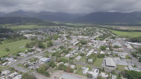 Cielo-Nublado-Sobre-El-Paisaje-Urbano-De-Mossman-En-El-Condado-De-Douglas,-Queensland,-Australia---Toma-Aérea-De-Drones