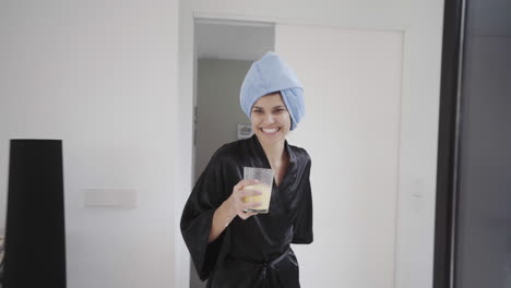 día libre relajado relajándose en bata de baño bebiendo jugo en casa