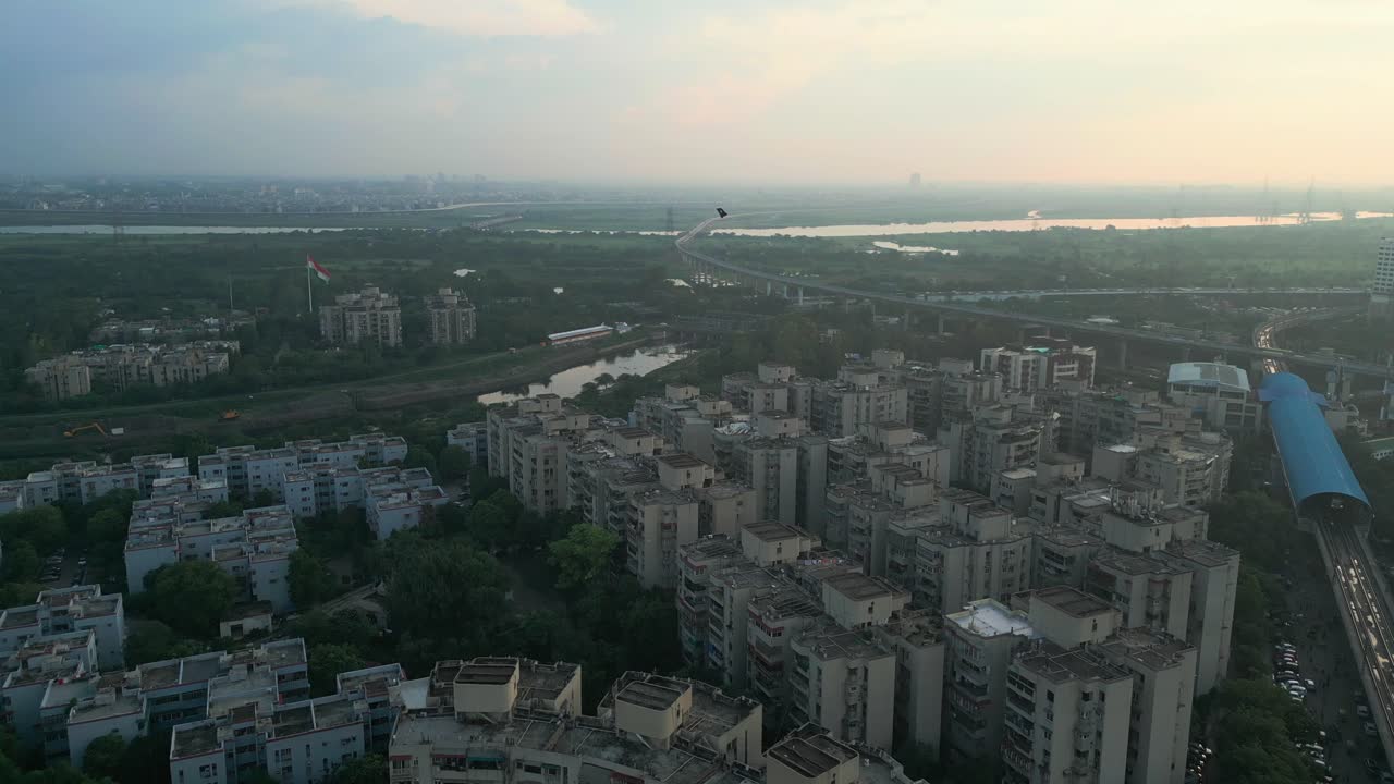 cometa volando sobre edificios en noida dron moviéndose más cerca de cometa delhi en la india