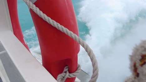 video en cámara lenta de un bote de un majestuoso agua azul licuado por una hélice