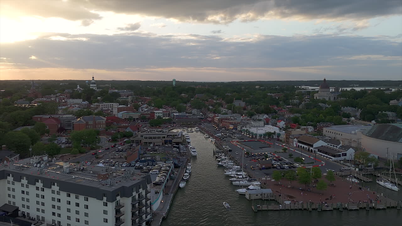 City Dock und Ego Alley – Historische Uferpromenade von Annapolis, Maryland – Luftaufnahme per Drohne