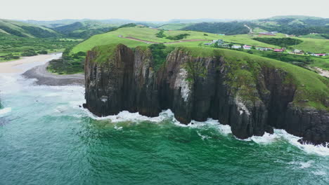 Eine-Malerische-Landschaft-Entlang-Des-Ozeans