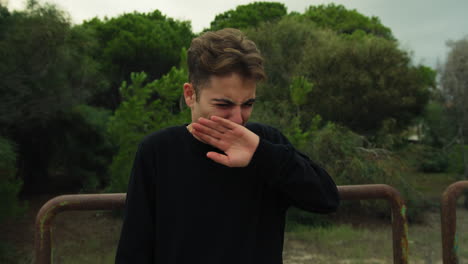 niño come comida asquerosa y comienza a vomitar en la naturaleza asco