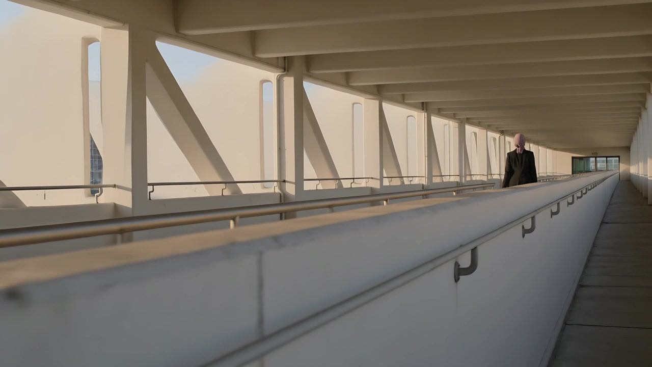 Uiterst rechts verschijnt een man in donkere jas, lopend op een hellingbaan met leuning, diagonale balken, vrije ruimte voor tekst