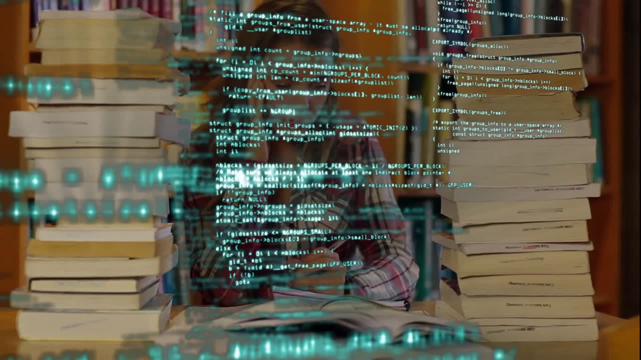 Studentin macht Notizen am Tisch, während ein Code-Overlay erscheint, unterbricht und setzt fort, um den Fokus wiederzuerlangen.