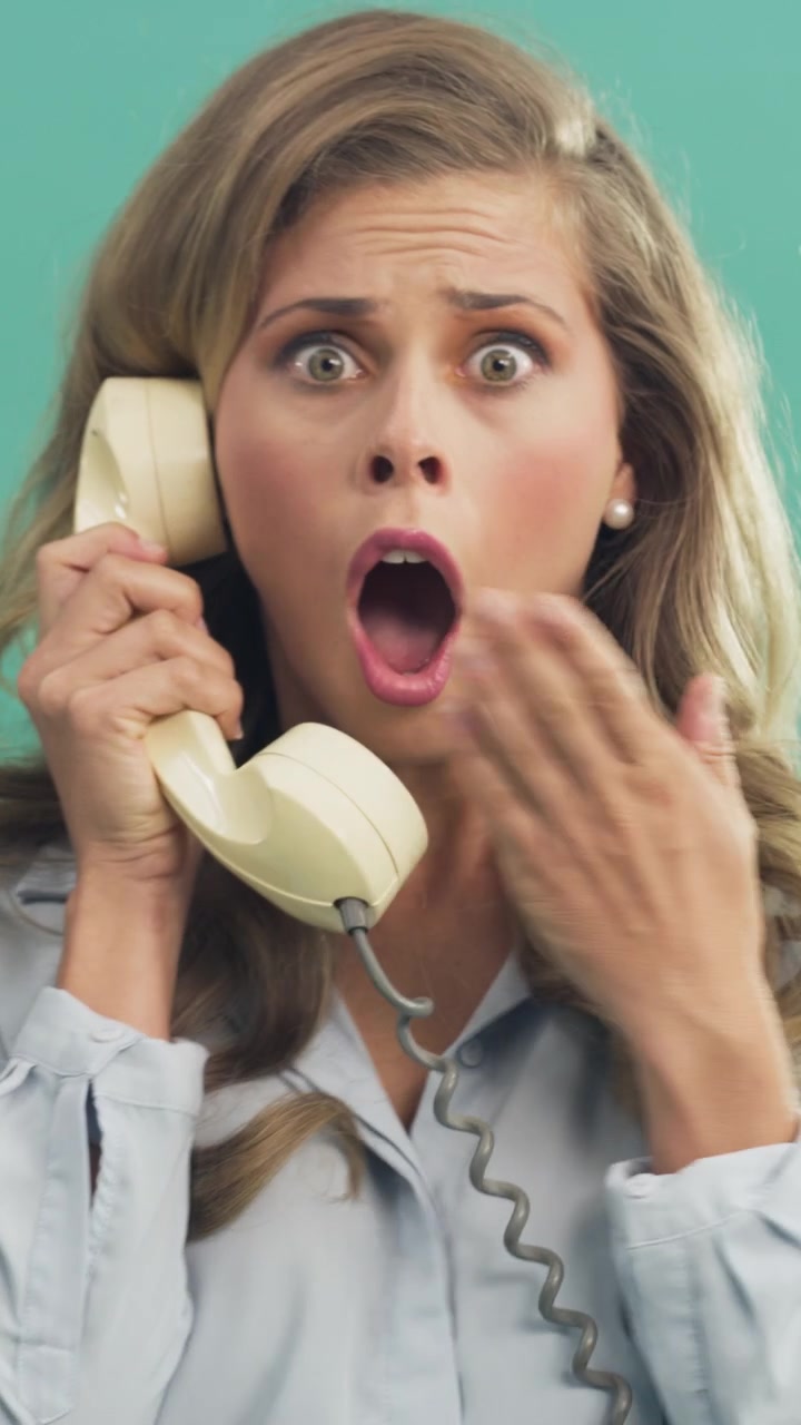 Donna Sconvolta al Telefono Vintage su Sfondo Verde Acqua