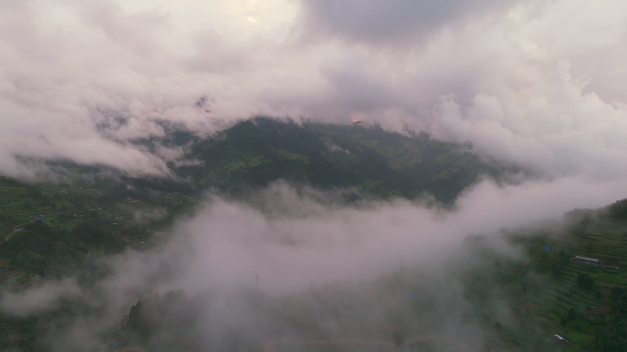두라카에 있는 네팔 마을 위의 구름 풍경은 드론에 의해 포착되었으며 평화로운 초록색 풍경은 천상의 관광지인 네팔에 신비롭게 위치하고 있습니다.