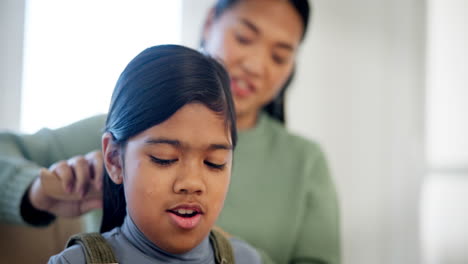 Mother,-daughter-and-brush-hair