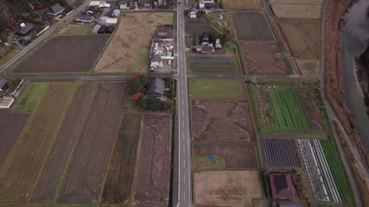 드론은 일본 교토 북쪽의 케이호쿠 마을의 농장과 농장 부지 위를 날아다니며 가을의 다채로운 계곡, 스카이 라인을 드러니다.