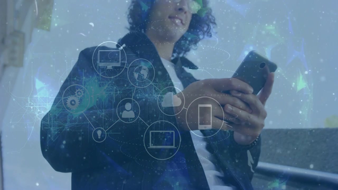 Homem tocando no telefone nas escadas, fazendo com que ícones de nuvem se formem ao redor dele para acesso à rede de tecnologia