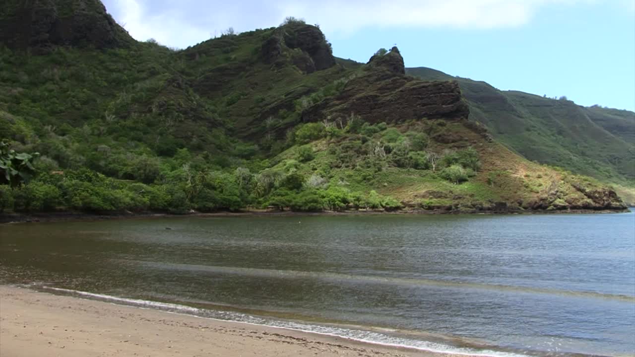 la playa en la bahía del controlador, nuku hiva, islas marquesas, polinesia francesa