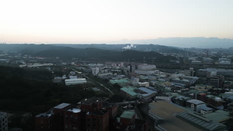 Vista-Aérea-De-Drones-Delanteros-Distrito-Industrial-Distrito-De-Luzhu-Taoyuan,-Taiwán