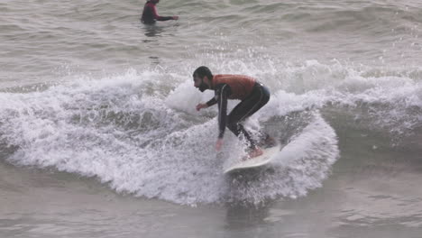 Männlicher-Surfer-Der-Eine-Welle-Reitet