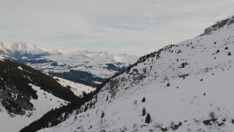 Drohnenperspektive,-Die-Die-Silhouette-Der-Schneebedeckten-Berge-Bei-Sonnenaufgang-Zeigt