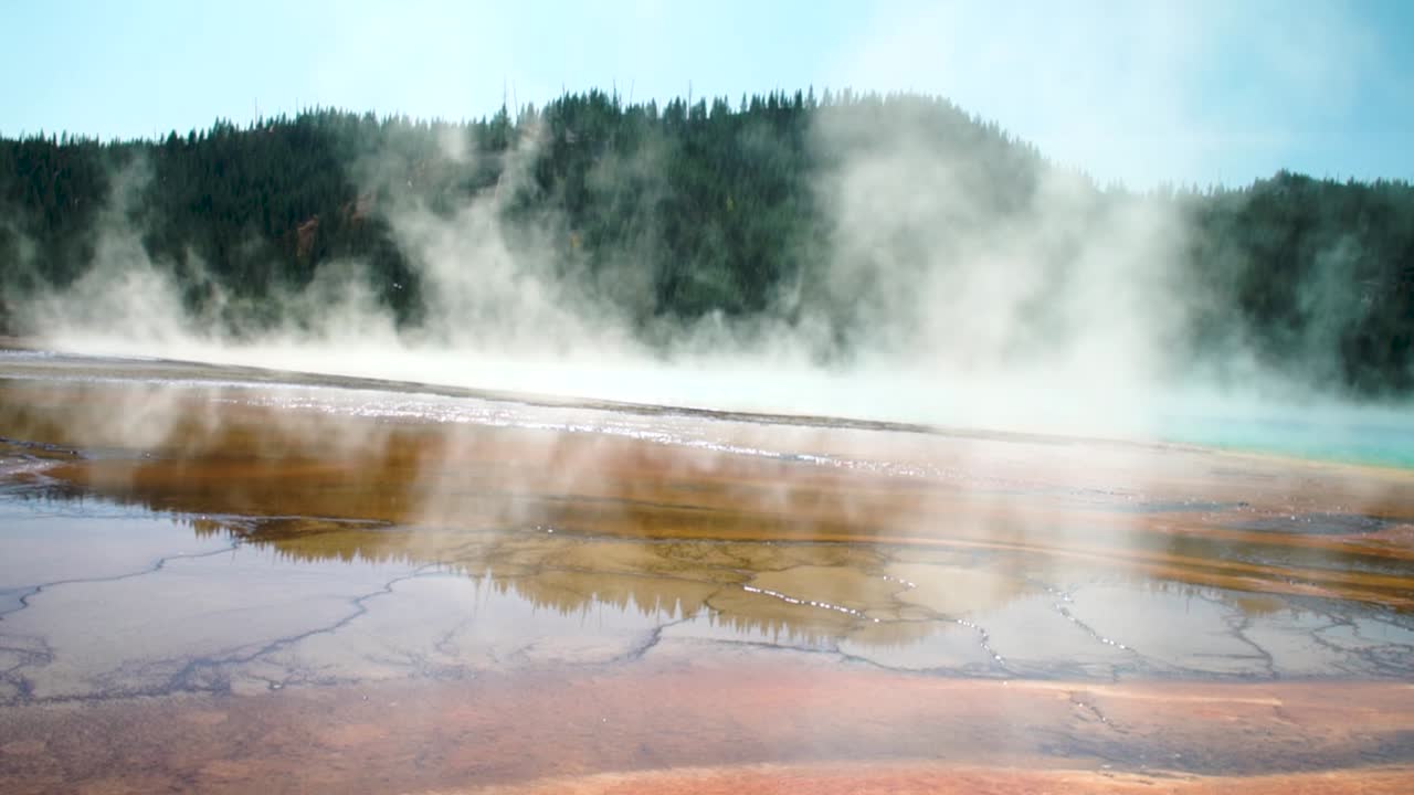 el agua caliente al vapor y las algas crean hermosos patrones coloridos en las magníficas aguas termales prismáticas del parque nacional de yellowstone.